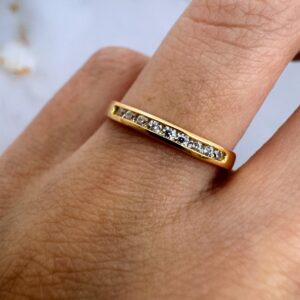 Cintillo Oro 18 kt - Medio Rivier con Zafiros Blancos