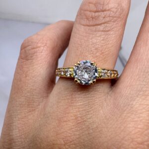 Cintillo Oro 18 kt - Zafiro Central y costado Engarce Pavé