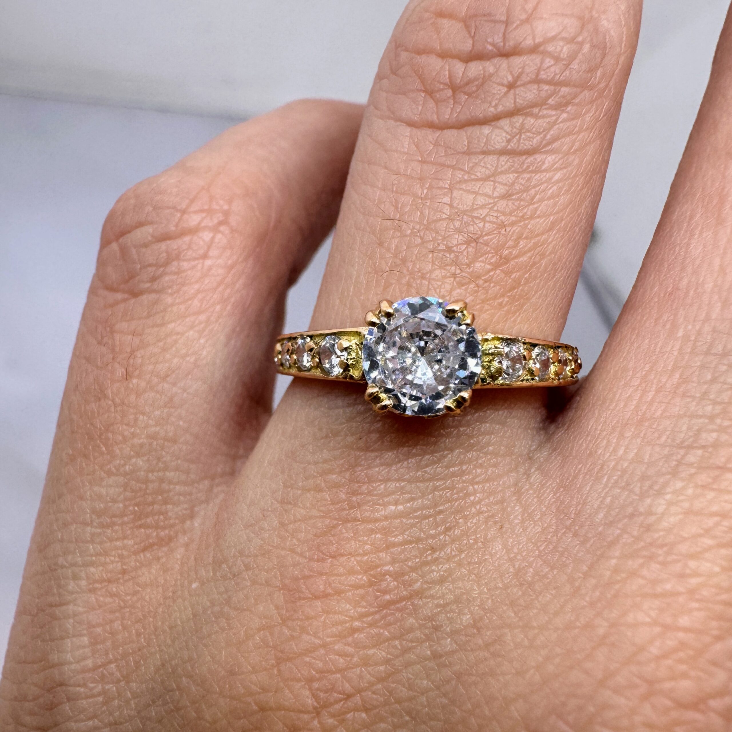 Cintillo Oro 18 kt - Zafiro Central y costado Engarce Pavé