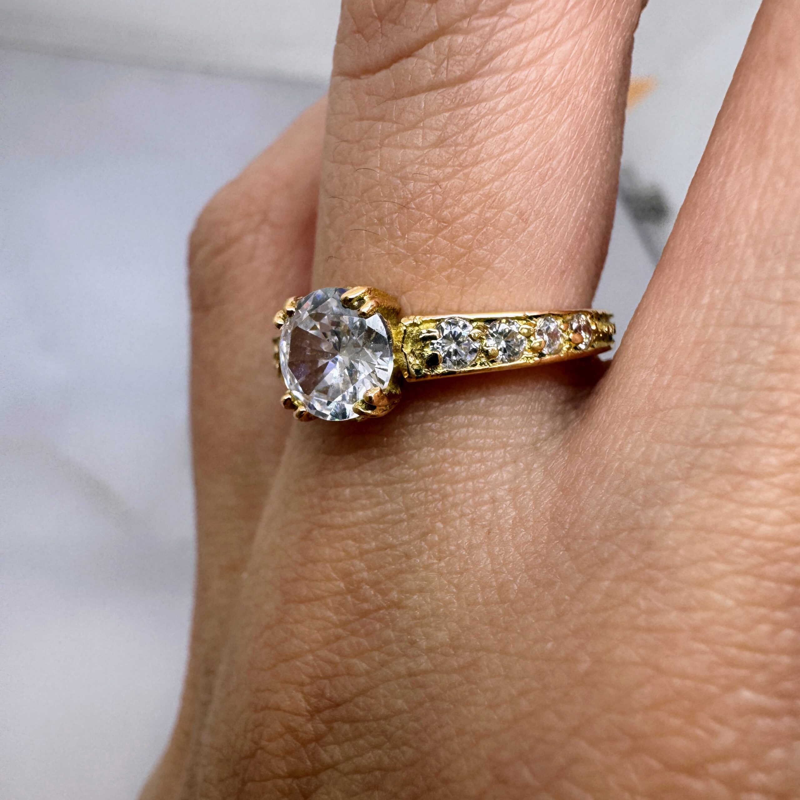 Cintillo Oro 18 kt - Zafiro Central y costado Engarce Pavé - Imagen 2