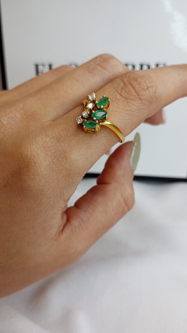 Anillo Oro 18kt - Esmeraldas y Zafiros Blancos - Imagen 2