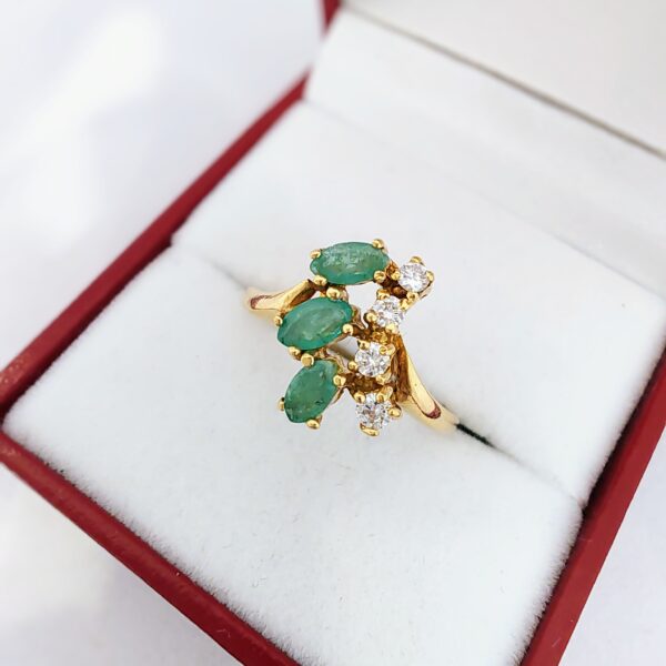 Anillo Oro 18kt - Esmeraldas y Zafiros Blancos
