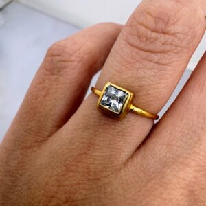 Cintillo Oro 18 kt - Piedra Central Carré