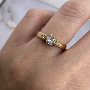 Anillo de Compromiso - Oro 18 kt Solitario con piedras en laterales