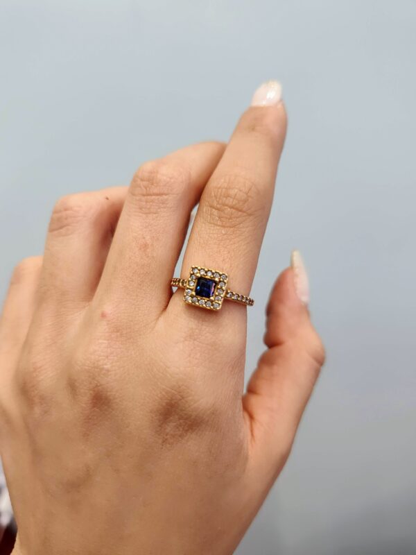 Anillo Oro 18 kt - Zafiros blancos y Azul central - Imagen 2