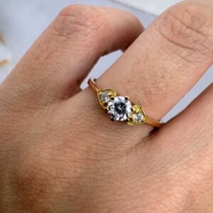 Cintillo Oro 18 kt - Zafiro central y Corazones en laterales