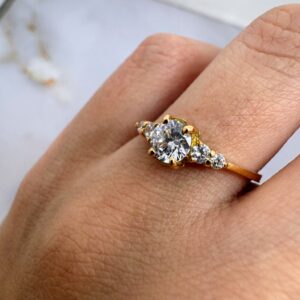 Anillo de compromiso Oro 18 kt - Solitario con zafiros Blancos laterales