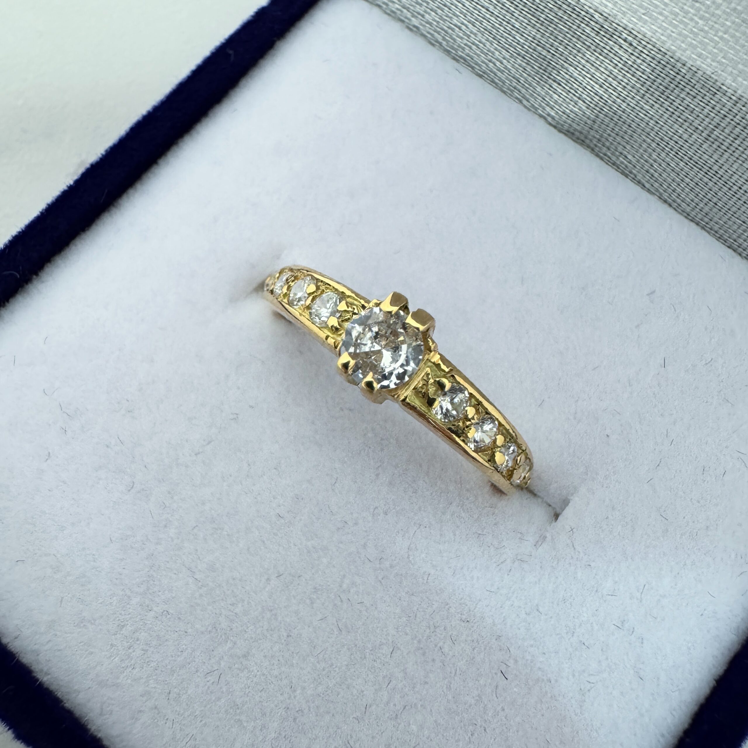 Cintillo Oro 18kt - Zafiros Blancos