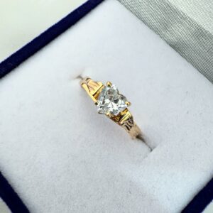 Cintillo Oro 18 kt - Corazon Zafiro Blanco