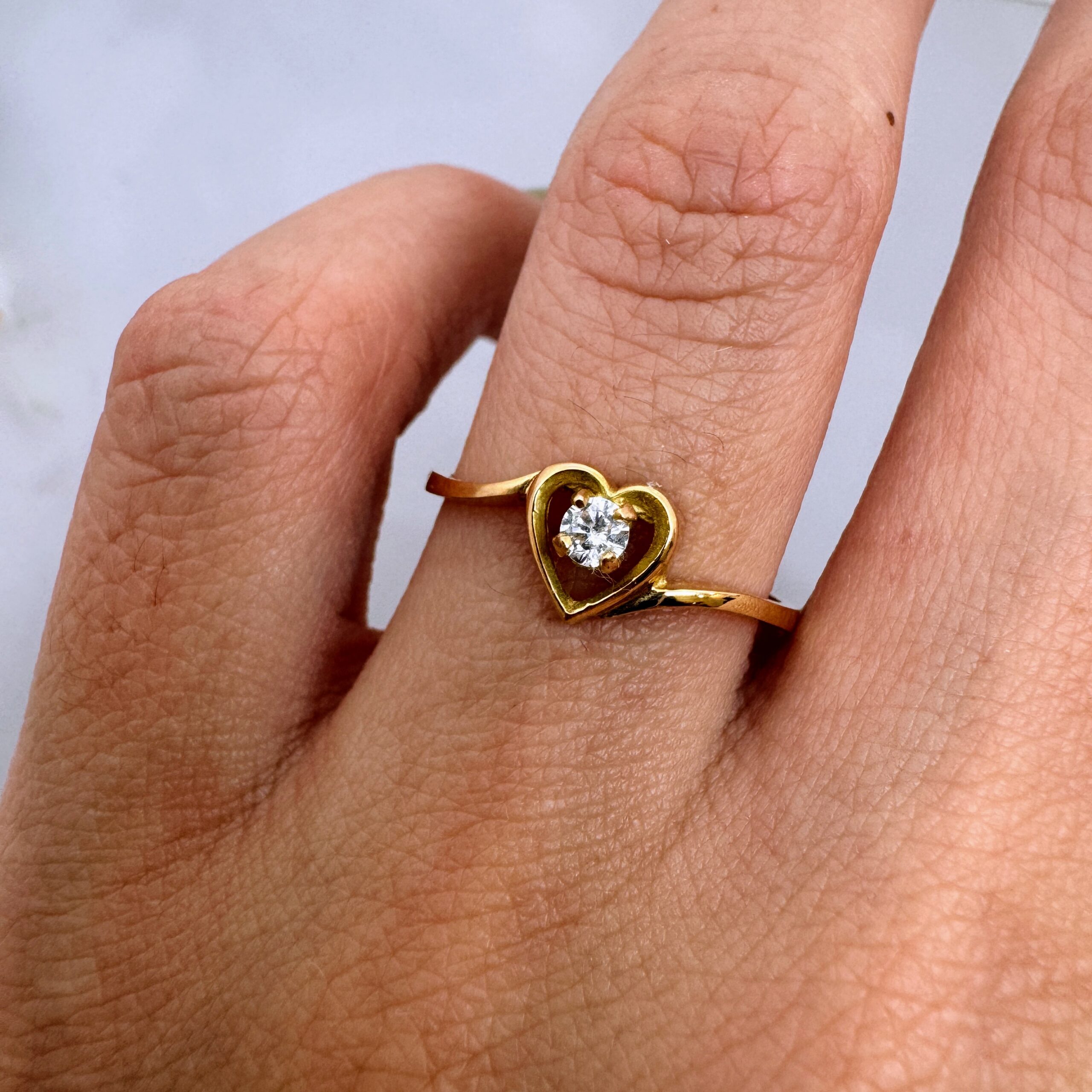 Cintillo Oro 18kt - Corazon Zafiro Blanco