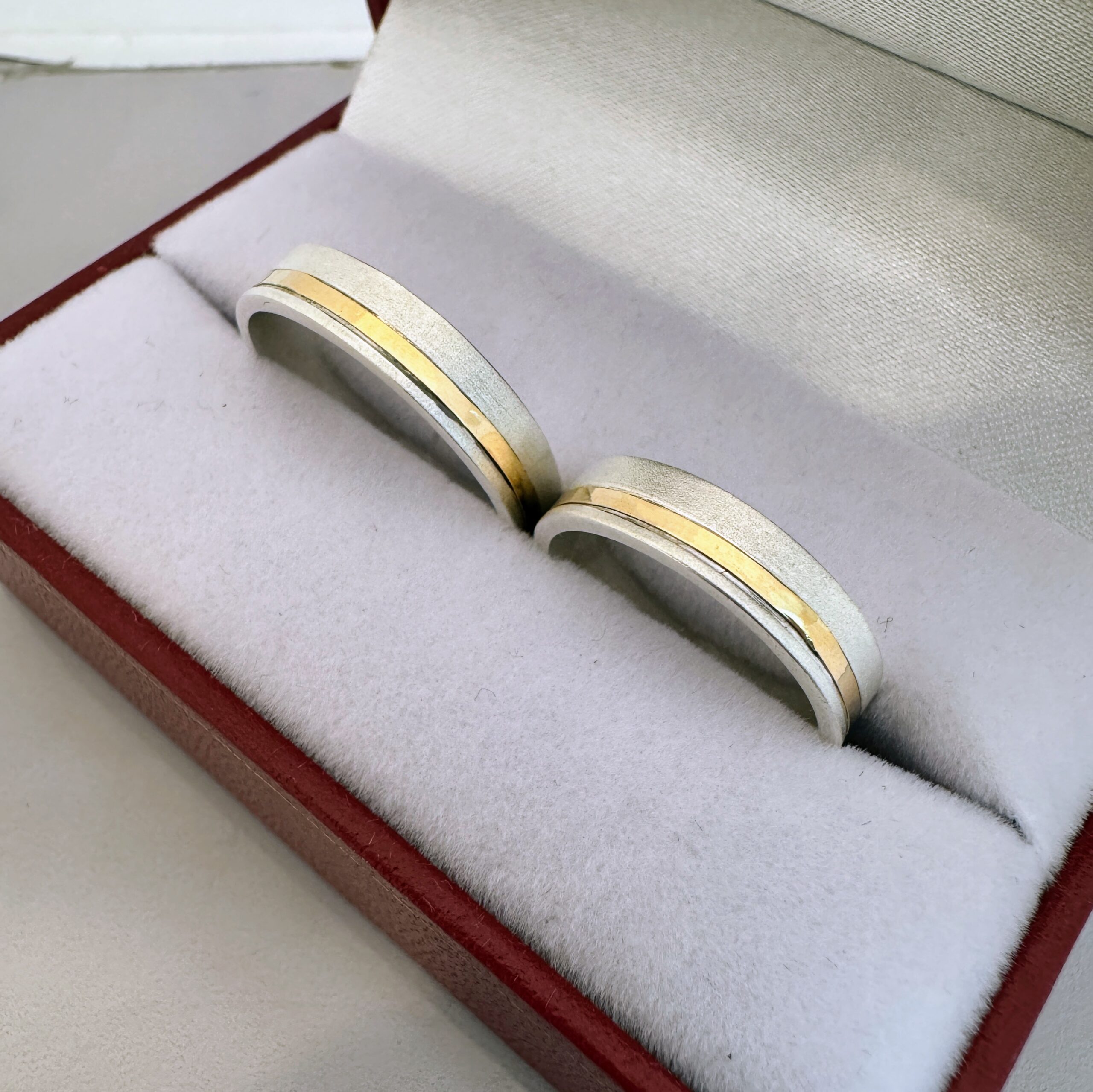Alianzas Plata y Oro – Cintas con Borde de Oro Fresadas